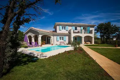 Image de Maison de vacances avec piscine privée pour 6 personnes env. 1991 qmà Krmed, Istrie (Côte ouest de l'Istrie)