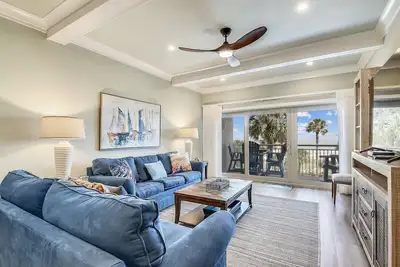 Image de 443 Captains Walk ~ Location is Key! Enjoy Direct Ocean Front Views from Balcony