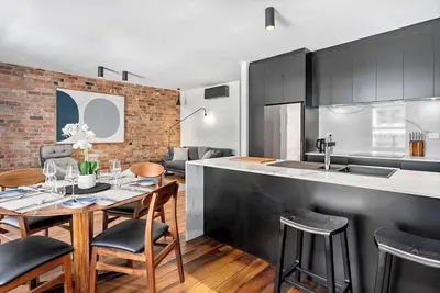 Image de Explore the Quaint Cafe Locale from Saddlers House