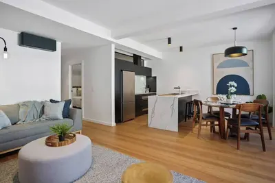 Image de Vintage Suite at Saddlers Embrace a Cafe Lifestyle