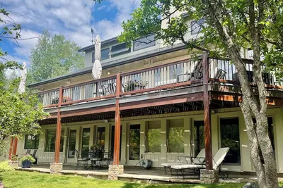 Image de 3, 000 Sq ft. 8mm Red Mtn Home 3bd, 3 bath Sleeps 10 Jacuzzi Views 3 min to town