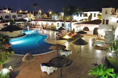 Image de Une Villa Superlative Primée, Offrant une Grande Piscine à Débordement