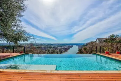 Image de 7 Bedrooms • 5 full bath & 2 1/2 Bath Lake Austin Estate