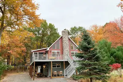 Image de Lake View Chalet, Steps from Beach, Newly Renovate