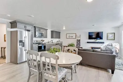 Image de Beautiful Basement Space w/Waffles & Pets Welcome!