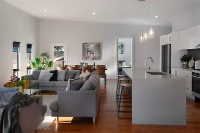 Image de Away- an architecturally designed gem, great location!