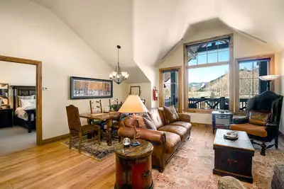 Image de Air conditioning, outdoor pool and hot tubs! ! Ski-in/out luxury condo.