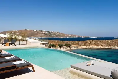 Image de Villa exquise à Mykonos | Villa sur les rochers | 6 chambres | Piscine a debordement | Jacuzzi exter