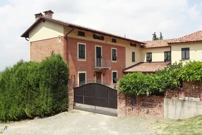 Image de Beautifully restored character farmhouse in medieval hilltop village in Piedmont