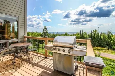 Image de Cozy Up in Style: 4bd, 3 Ba - Spacious with Lake Views & Mountain Access