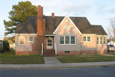 Image de Poppy's House - 3br home in center of Town. Large sunporch. No Linens Provided