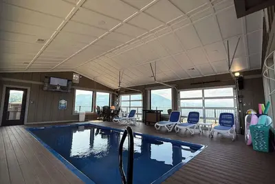 Image de 360 Mountain Top Views! Private Pool, Gated, Theatre, Pinball, Outdoor Kitchen!