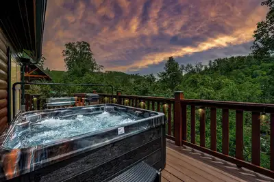 Lux Log Cabin - Walk to Gatlinburg - Mtn + City Views - Arcade - Hot Tub - Ev