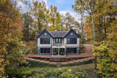 Image de Modern Home with Mountain Views, Hot tub, Pool Table, and Gourmet Kitchen.