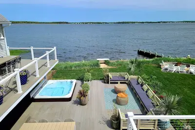 Image de Hamptons Waterfront Suite | Private Hot Tub
