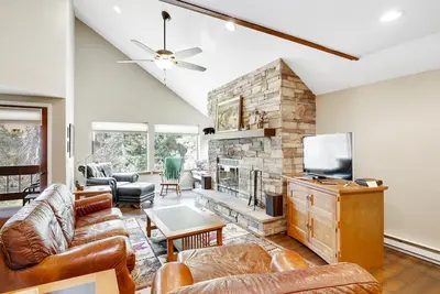 Image de Riverfront retreat w/ private balcony, shared pool, tennis courts, & free WiFi