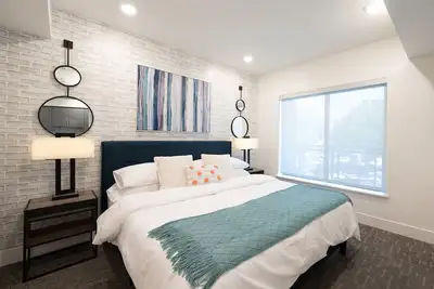 Image de Pets Stay Free • King Bed • Walk to Downtown • Garage Parking • Elevator