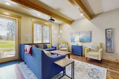 Image de Gorgeous golf course townhome with great views, gas fireplace, Ev charger