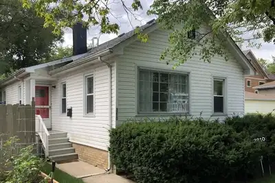Image de Kitschy House on a Quiet Tree Lined Street in Upscale Evanston Neighborhood