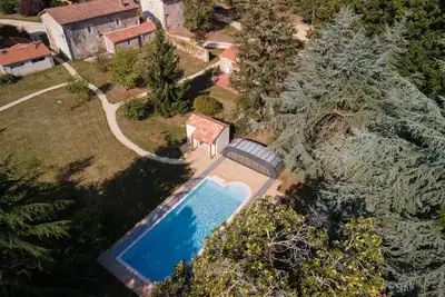 Image de Ensemble de trois maisons de caractère avec piscine couverte chauffée
