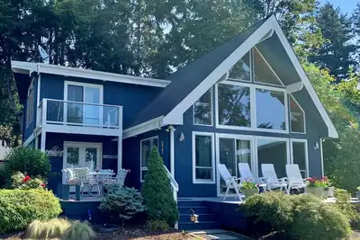 Image de Hood Canal \"Seaside Chalet\". Beautifully updated and decorated. Lovely setting!