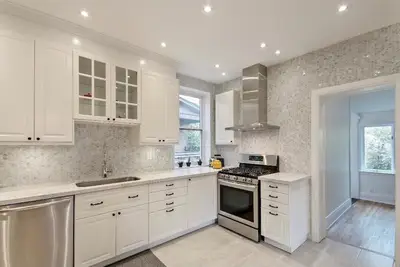 Image de Beautifully Renovated Toronto Home with great outdoor space and deck