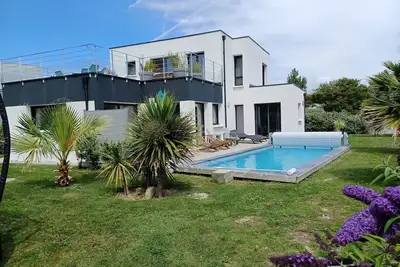 Image de Maison de vacances 4 * entre La Torche et Pors Carn avec piscine.