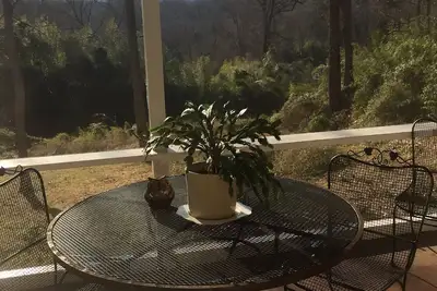 Image de Tryon Love 2 min walk to downtown. Wood fireplace. Monthly rentals only.