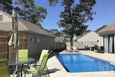 Image de Renovated Home with heated pool near the beach! Fenced in yard +pet friendly