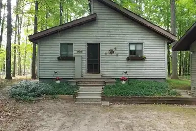 Image de Up-north wood cabin, steps from river, 1 mile to Crystal Mtn Resort, free wifi.