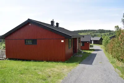 Image de 5-s hytte på Skeikampen ved sjø og turstier