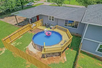 Image de Mins to Oakwood U! Pool House- American Retreat