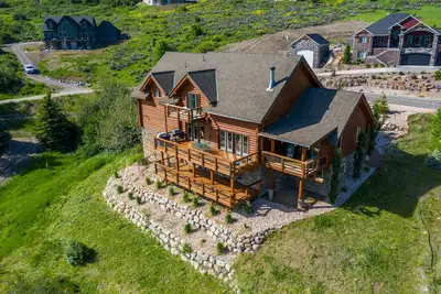 Image de Pineview Lake Lodge- 6 bed 4. 5 bath minutes from Snowbasin Ski Resort.