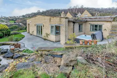 Perched attractively on its hill, Coach House Cottage overlooks the enchanting valley beneath.