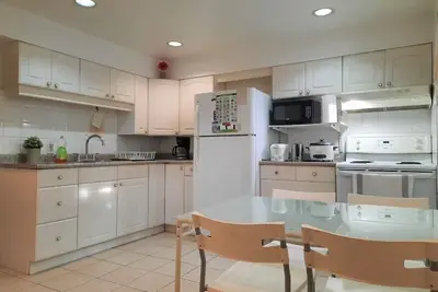 Image de Cozy 2 Bedroom and A Study Big Bright Basement Unit