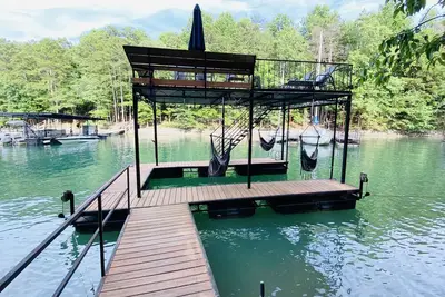 Image de Lake Lanier Retreat w Beach! Dock! Arcades! Kayaks! Paddle Boards! Fire-pit!