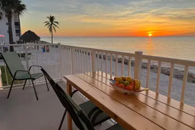 Outstanding Oceanfront Oasis Directly on Beach #8