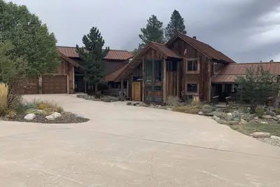 Image de Elegantly Rustic River Front Property