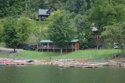 Image de Lakeside Paradise! Steps from the Water, New Boat Dock with your own Firepit.