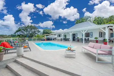 Image de Villa Cacyli : piscine chauffée et jacuzzi privés, vue sur baie des Mulets