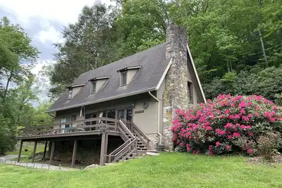 Image de Beautiful River & Creekfront Chalet near Waynesville & Gsmnp! Fast Free WiFi!