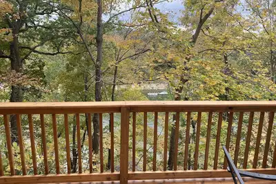 Lakefront cottage with neighborhood boat ramp, 1 mile from great restaurants.