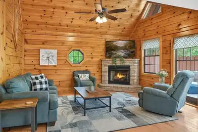 Image de Pet-Friendly Cabin • Indoor Pool Access • Theater • Hot Tub • Game Room • 3br