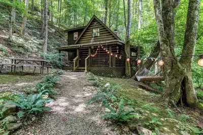 Image de Storybook Cabins in the Woods - 1br plus Loft - Creek - Firepit - Fairy-Lit Path