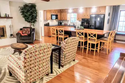 Image de Peaceful, Luxurious Apartment in Wooded Milton Home