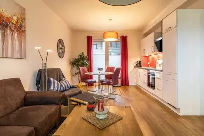 Image de Appartement de vacances \"Büsumperle Weiß\" en situation centrale avec Wi-Fi et balcon