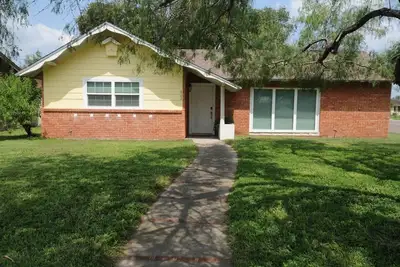 Image de Cozy Cottage with Mid-Century Charm