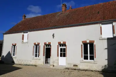Image de Gîte Champêtre à Mareau-aux-Prés: Terrasse, Jardin, et Confort pour 6 personnes