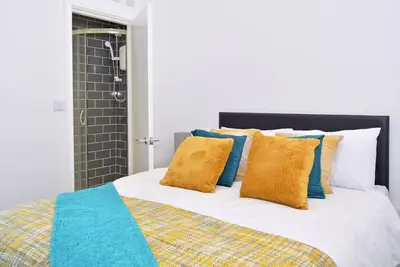 Image de Supérieure-Double-Salle de bain et douche-With Tv