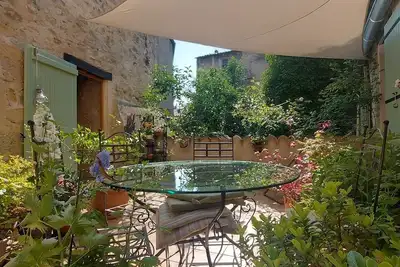Image de Large 17th century townhouse in centre of Forcalquier with terrace and views